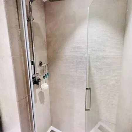 Large Flat Up 8pp * Lisbon
