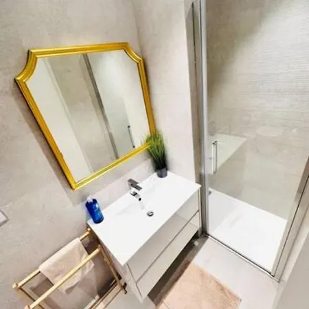 Apartment Large Flat Up 8pp