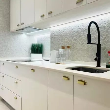 Large Flat Up 8pp * Lisbon