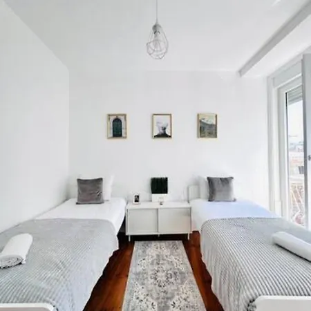 Large Flat Up 8pp شقة Lisboa